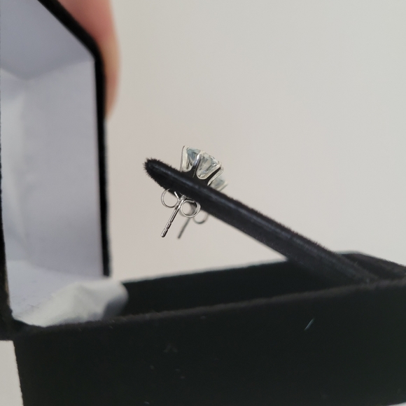 New 2ct Beautiful Moissanite Diamonds Stud Earrings - Picture 7 of 12